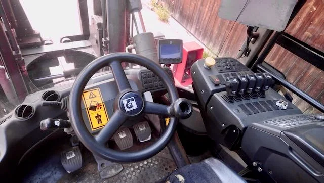 Diesel front loader - Image 3